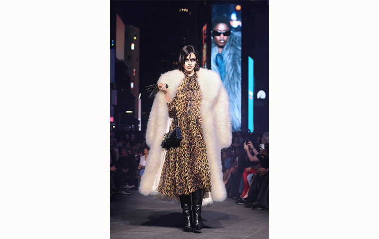 Gucci في تايمز سكوير… عندما تعود الموضة إلى الشارع