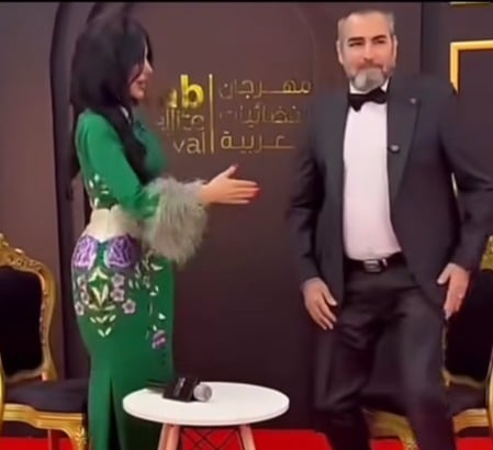 فنان مصري يتجاهل مصافحة حليمة بولند... كيف ردت؟