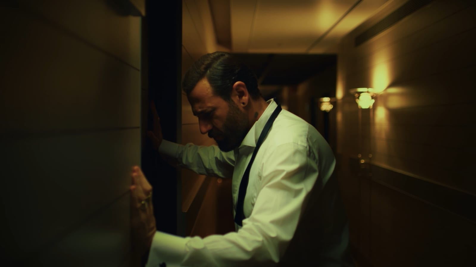 نيقولا معوض يغني بالتركي لأول مرة في الفيديو كليب Just Before I Fall Asleep