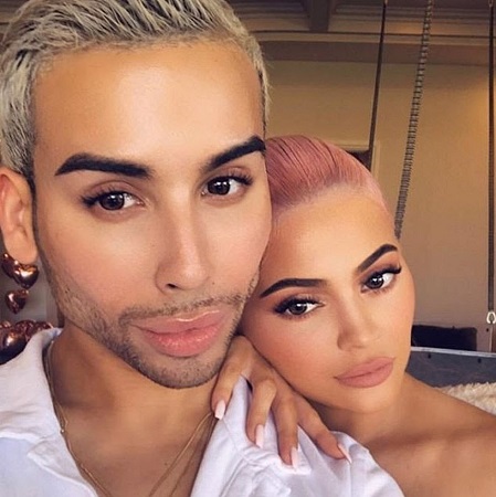 فيديو.. كايلي جينر تُهادِي صديقها بخاتم ألماس يدفعه للبكاء