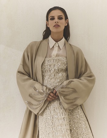 اختاري عباءتك من برونيلو كوتشينيلي: أناقة هادئة بروح معاصرة