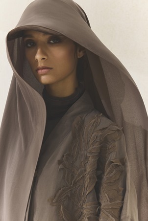 اختاري عباءتك من برونيلو كوتشينيلي: أناقة هادئة بروح معاصرة