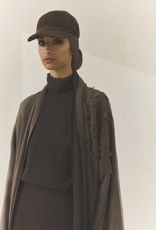 اختاري عباءتك من برونيلو كوتشينيلي: أناقة هادئة بروح معاصرة