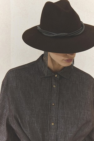 اختاري عباءتك من برونيلو كوتشينيلي: أناقة هادئة بروح معاصرة