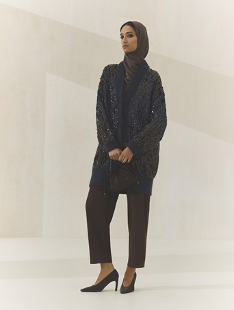 اختاري عباءتك من برونيلو كوتشينيلي: أناقة هادئة بروح معاصرة