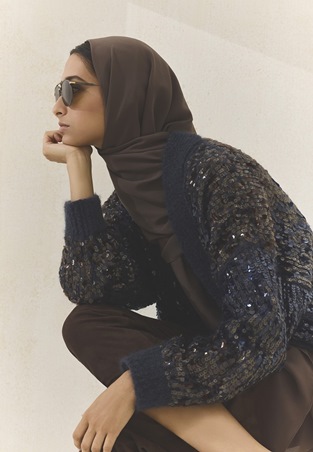 اختاري عباءتك من برونيلو كوتشينيلي: أناقة هادئة بروح معاصرة