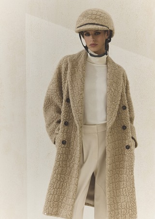 اختاري عباءتك من برونيلو كوتشينيلي: أناقة هادئة بروح معاصرة