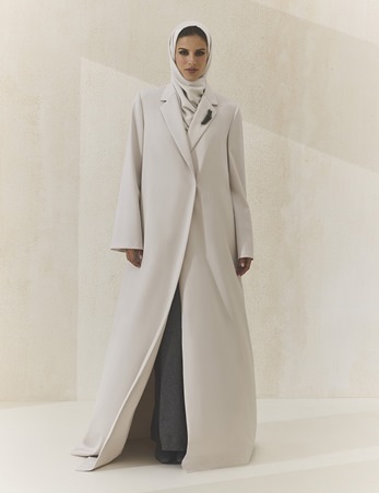 اختاري عباءتك من برونيلو كوتشينيلي: أناقة هادئة بروح معاصرة