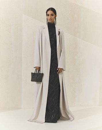 اختاري عباءتك من برونيلو كوتشينيلي: أناقة هادئة بروح معاصرة