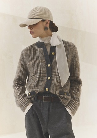 اختاري عباءتك من برونيلو كوتشينيلي: أناقة هادئة بروح معاصرة