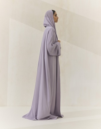 اختاري عباءتك من برونيلو كوتشينيلي: أناقة هادئة بروح معاصرة