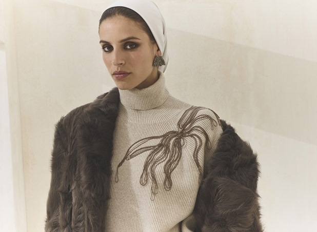 اختاري عباءتك من برونيلو كوتشينيلي: أناقة هادئة بروح معاصرة