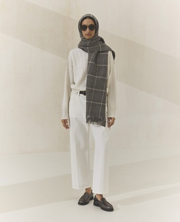 اختاري عباءتك من برونيلو كوتشينيلي: أناقة هادئة بروح معاصرة