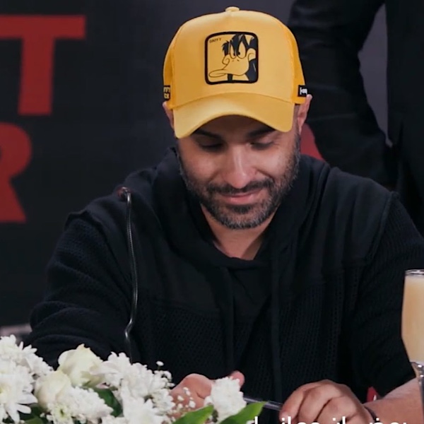 كريم فهمي يوقع شقيقه أحمد فهمي في مقلب