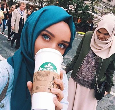 فتاة روسيه محجبة تحصل علي لقب صاحبة أجمل عينين على “إنستغرام”