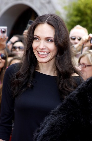 إليكِ 10 أسرار وراء شباب أنجيلينا جولي الدائم