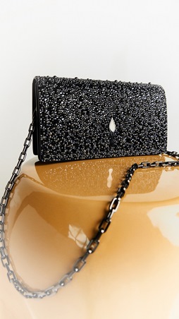 حذاء يخطف اللحظة