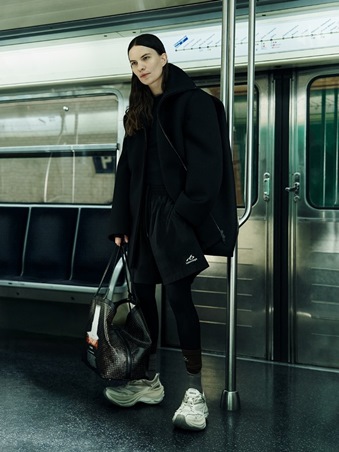 Balenciaga في زمن بيشيولي: راحة ذكية بملامح معاصرة