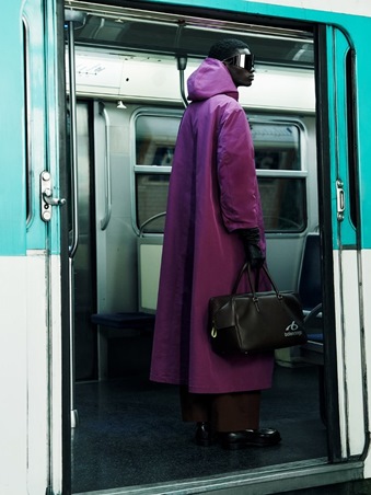 Balenciaga في زمن بيشيولي: راحة ذكية بملامح معاصرة