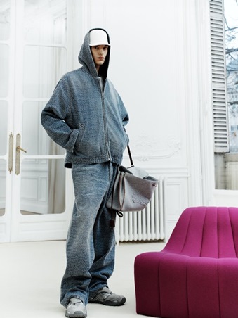 Balenciaga في زمن بيشيولي: راحة ذكية بملامح معاصرة