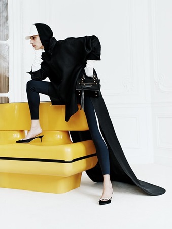 Balenciaga في زمن بيشيولي: راحة ذكية بملامح معاصرة