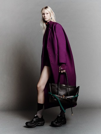 Balenciaga في زمن بيشيولي: راحة ذكية بملامح معاصرة