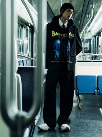 Balenciaga في زمن بيشيولي: راحة ذكية بملامح معاصرة