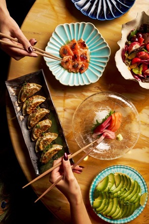 غداء على ارتفاع شاهق: تجربة فرنسية-يابانية راقية في قلب دبي