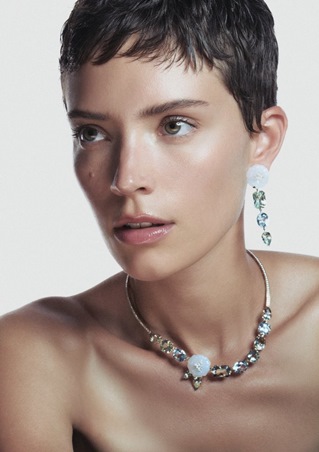 ياسمينة أرماني… لمسة الشرق التي تُضيء إطلالتك في موسم الأعياد