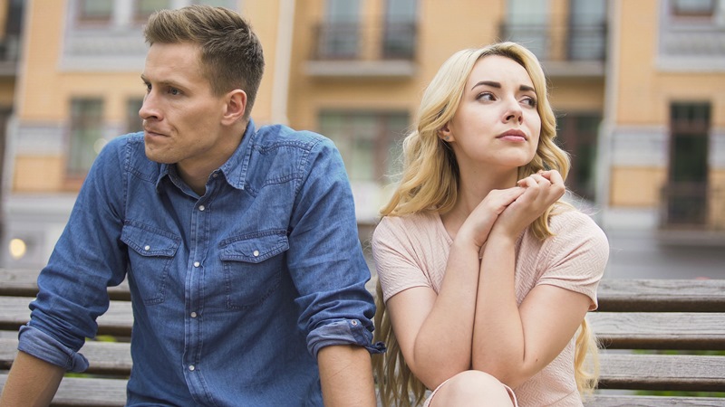 5 إشارات تحذيرية تخبركِ أنكِ في علاقة غير مناسبة