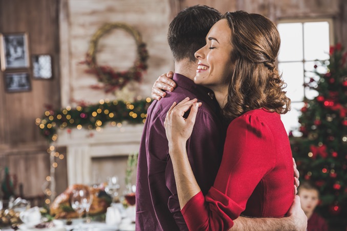 3 أسباب وراء توتر زوجك في موسم الأعياد والاحتفالات