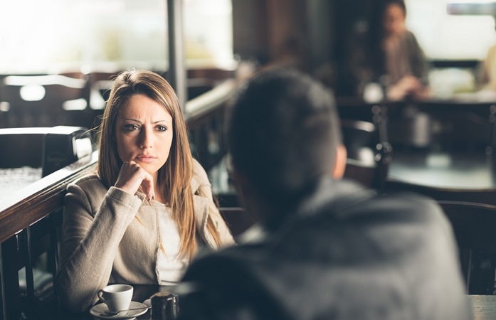 5 إشارات تحذيرية تخبركِ أنكِ في علاقة غير مناسبة