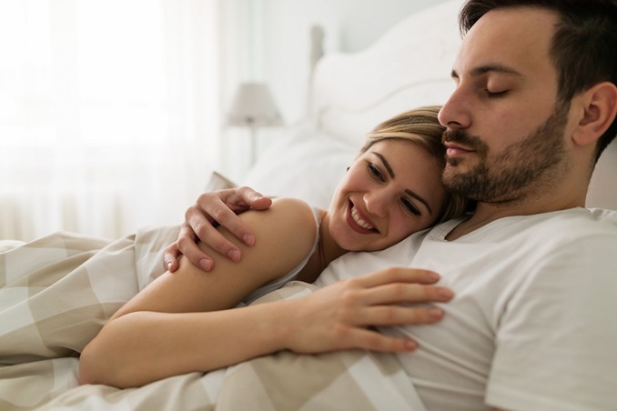 5 طرق تشعر زوجك بالقرب والاحتواء