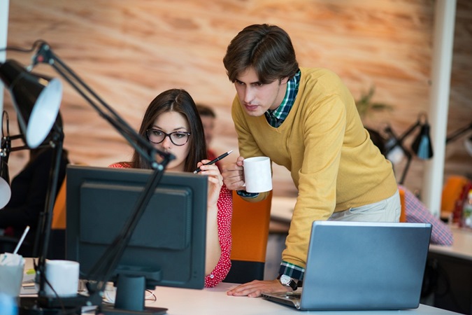 5 نصائح تفيدك إذا قررتِ الزواج من زميلك بالعمل