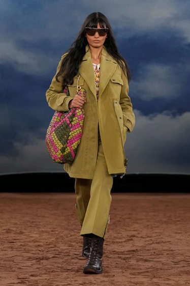 الموضة والموسيقى في مجموعة Burberry لصيف 2026