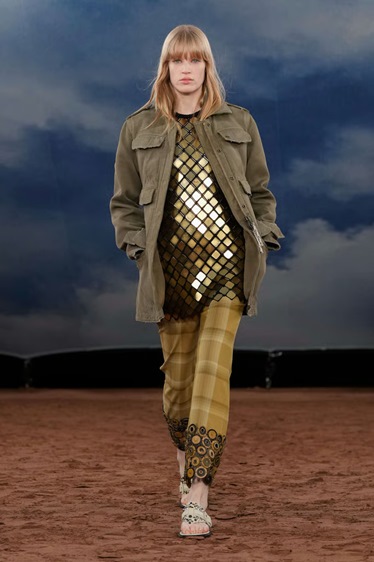 الموضة والموسيقى في مجموعة Burberry لصيف 2026