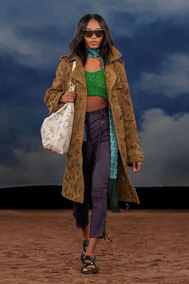 الموضة والموسيقى في مجموعة Burberry لصيف 2026
