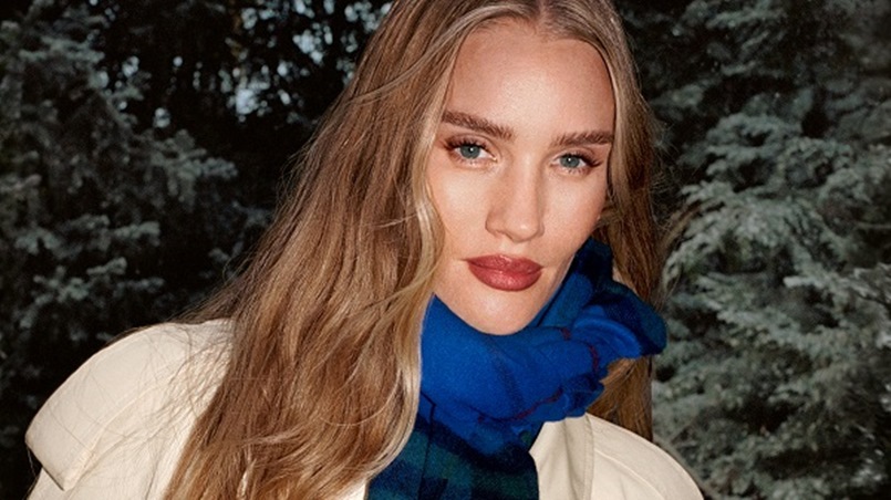 Burberry تحول ليلة الميلاد إلى عرض من الأناقة والمرح