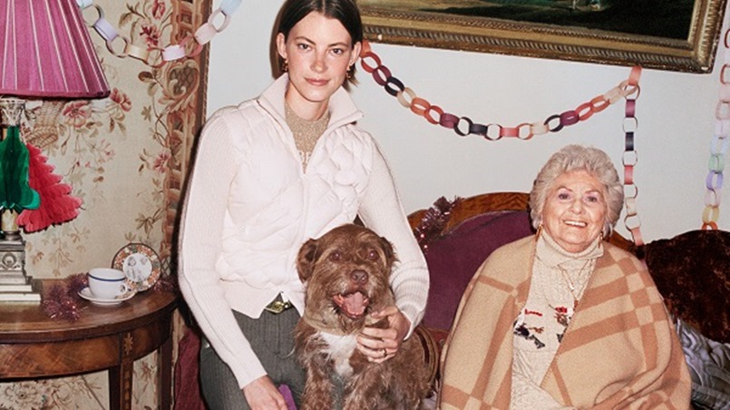 Burberry تحول ليلة الميلاد إلى عرض من الأناقة والمرح