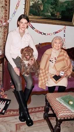 Burberry تحول ليلة الميلاد إلى عرض من الأناقة والمرح