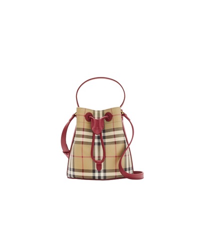 Burberry تحول ليلة الميلاد إلى عرض من الأناقة والمرح