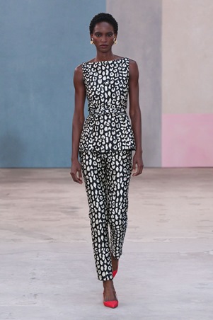 كارولينا هيريرا تحتفي بالمرأة والفن في عرض خريف وشتاء 2026