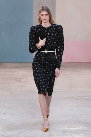 كارولينا هيريرا تحتفي بالمرأة والفن في عرض خريف وشتاء 2026