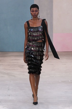 كارولينا هيريرا تحتفي بالمرأة والفن في عرض خريف وشتاء 2026