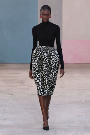 كارولينا هيريرا تحتفي بالمرأة والفن في عرض خريف وشتاء 2026