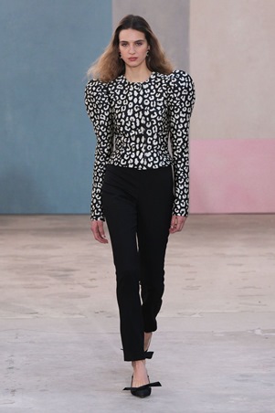 كارولينا هيريرا تحتفي بالمرأة والفن في عرض خريف وشتاء 2026