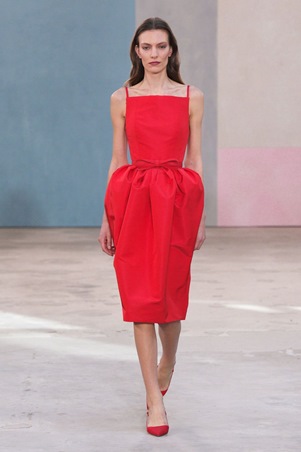 كارولينا هيريرا تحتفي بالمرأة والفن في عرض خريف وشتاء 2026