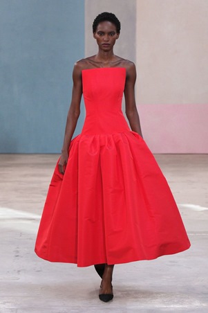 كارولينا هيريرا تحتفي بالمرأة والفن في عرض خريف وشتاء 2026