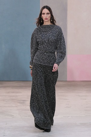 كارولينا هيريرا تحتفي بالمرأة والفن في عرض خريف وشتاء 2026