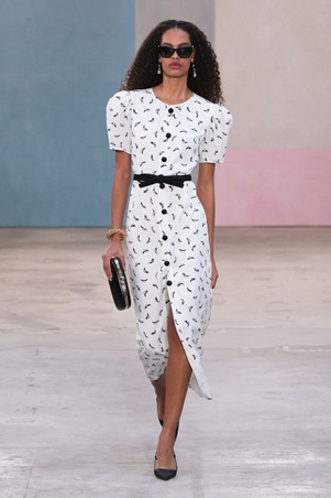 كارولينا هيريرا تحتفي بالمرأة والفن في عرض خريف وشتاء 2026